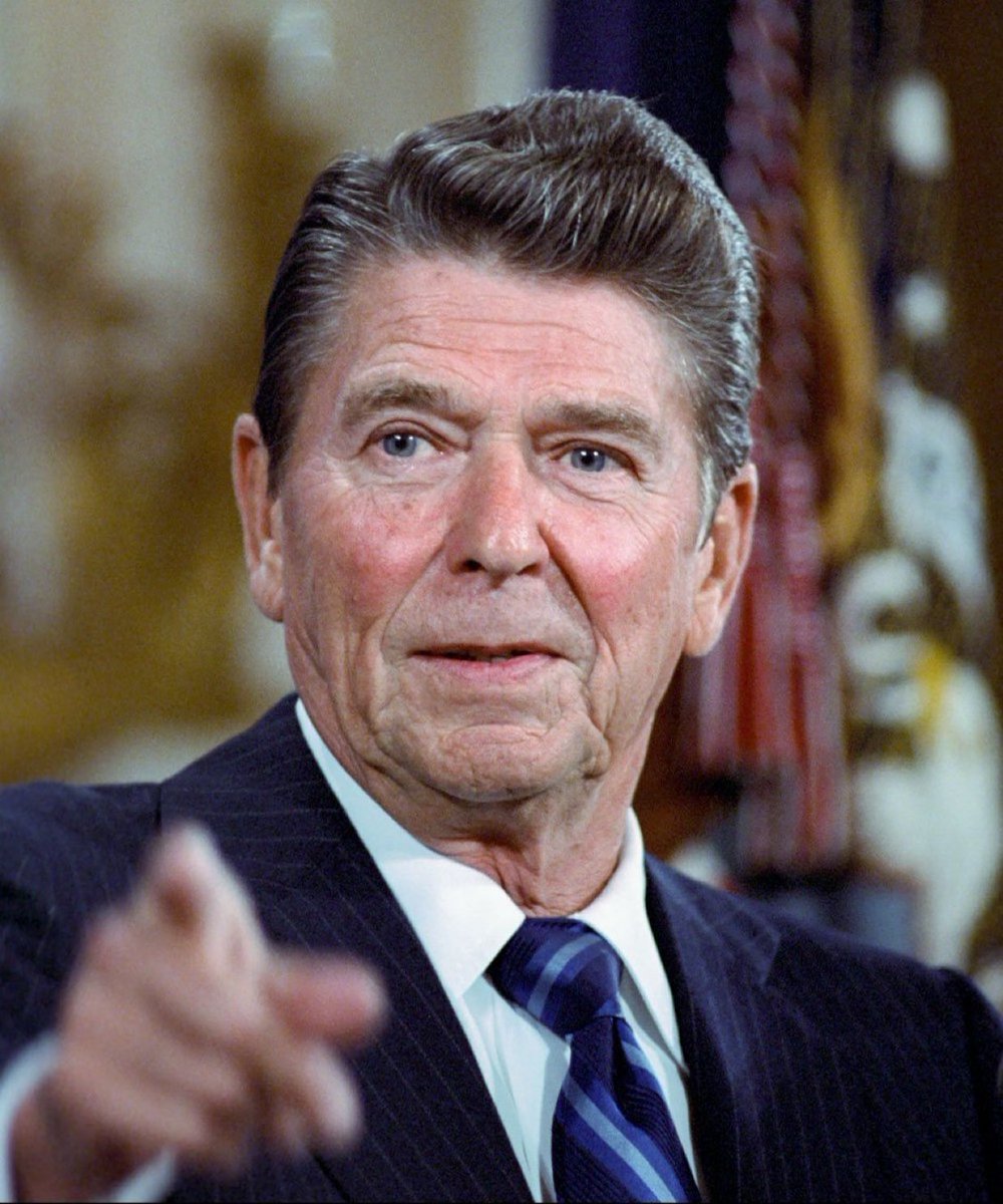 "Existe una relación de causa y efecto clara, tan clara y predecible como una ley de la física: cuando el gobierno se expande, la libertad se contrae"
~Ronald Reagan~