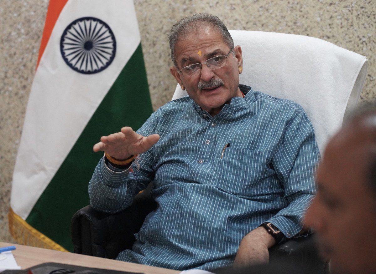 lg_ladakh's tweet image. Hon’ble Lt Governor Shri @KavinderGupta chaired an introductory and review meeting at the LG Secretariat, #Leh, with Secretary Sanjith Rodrigues, IAS, and senior officials from the #Housing &amp;amp; Urban Development Department and #Tourism &amp;amp; Culture Department.