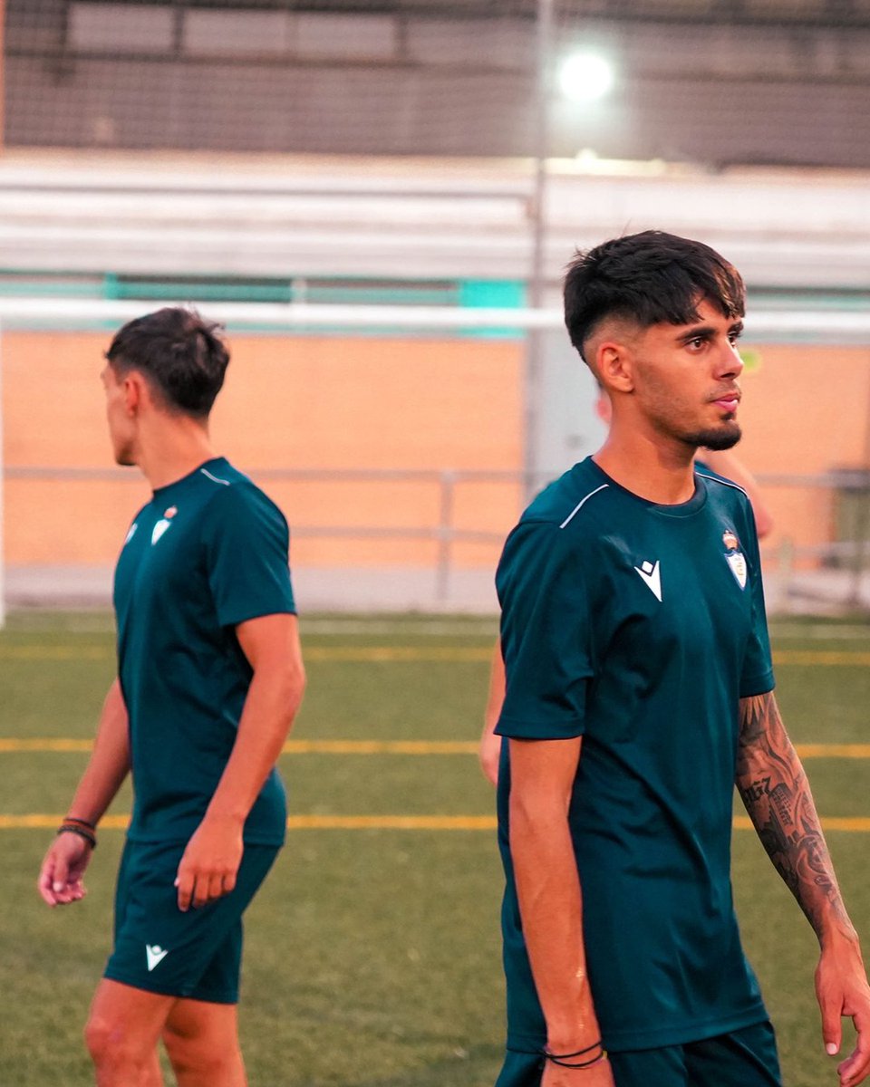 🏋️‍♂️ Nuestro filial de la Segunda Andaluza inicia los entrenamientos a las órdenes de Edu Osorio con la participación de hasta cinco jugadores en edad juvenil: 

⚽️ Miguel Montiel, Adrián Moreno
Juan Fernández, Juan Carlos Cuesta y Javier Martín

#RJB2526 #Pretemporada