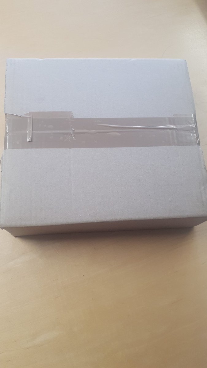 BarneySimon's tweet photo. Wat is in die doos? Have a guess... #WhatIsInTheBox https://t.co/g6tj2RcIS3