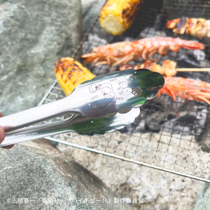 ／
#ハイキュープラザ新商品🏐
＼

いただきますシリーズvol.2 ～東京合宿～

●トング
1,980円(税込)

ステンレス製のトングが登場！女性やお子様でも持ちやすい小ぶりサイズです。バーベキューはもちろん、サラダの取り分けやパスタトングとしても◎

サイズ：長さ約18cm