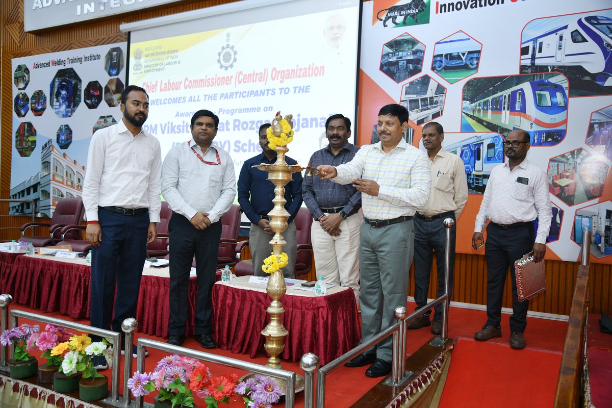 icfindrlys's tweet photo. Ministry of Labour and Employment of Tamil Nadu and Puducherry, in coordination with the Integral Coach Factory (ICF), conducted an Awareness Programme on the "PM Viksit Bharat Rojgar Yojana (PMVBRJ)" on 07.08.2025, at the AWTI Auditorium, ICF
@RailMinIndia 
#integralcoachfactory https://t.co/nxuEPLnMb8