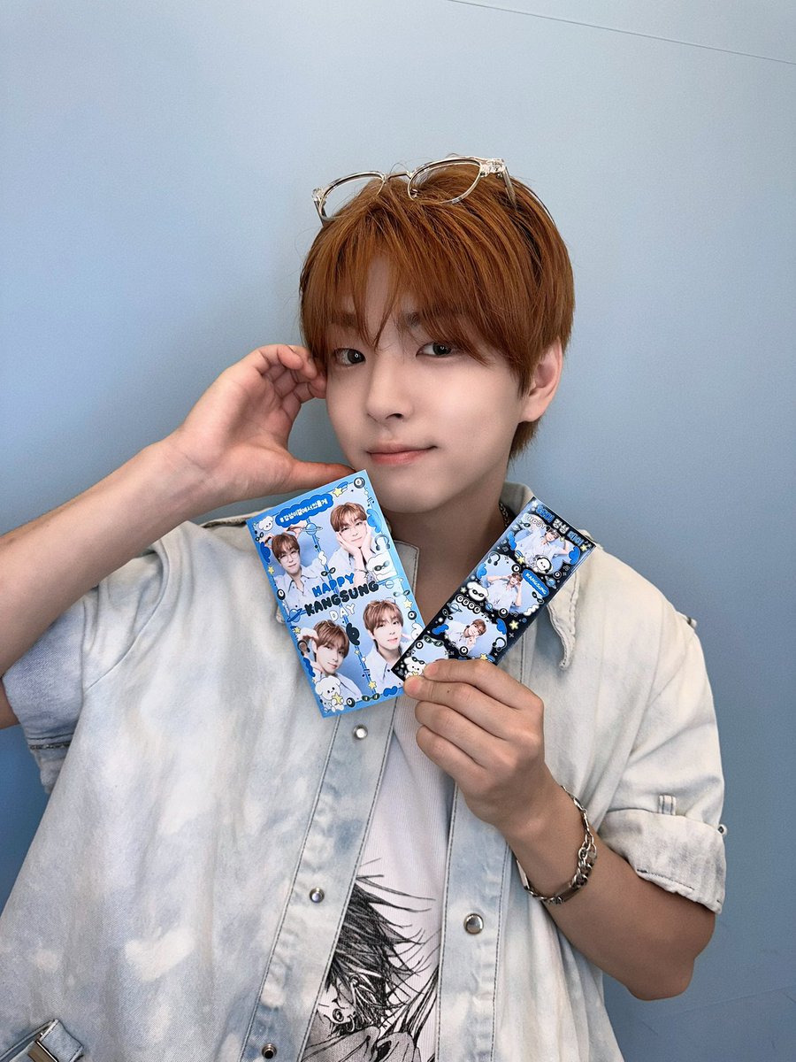 [📸]

저 하나 생일 축하해 준다고 이른 아침부터
고생하고 즐겨줘서 고맙고 사랑합니다잉
고스티도 항상 화이팅하고 웃으며 또 봐요!🩷

#LEEKANGSUNG #이강성 #HBD_LEEKANGSUNG
#GHOST9 #고스트나인