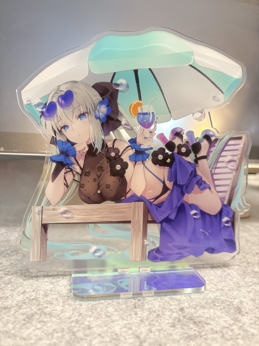 モルガンのアクスタサンプルです✨15㎝×15㎝くらいの大きめサイズです🥰台座がオーロラアクリルになってます