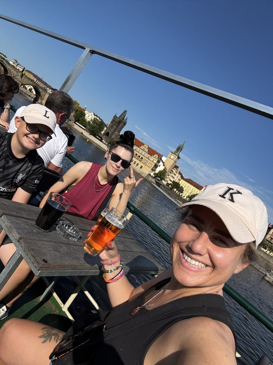 Karen Bennett tweet media