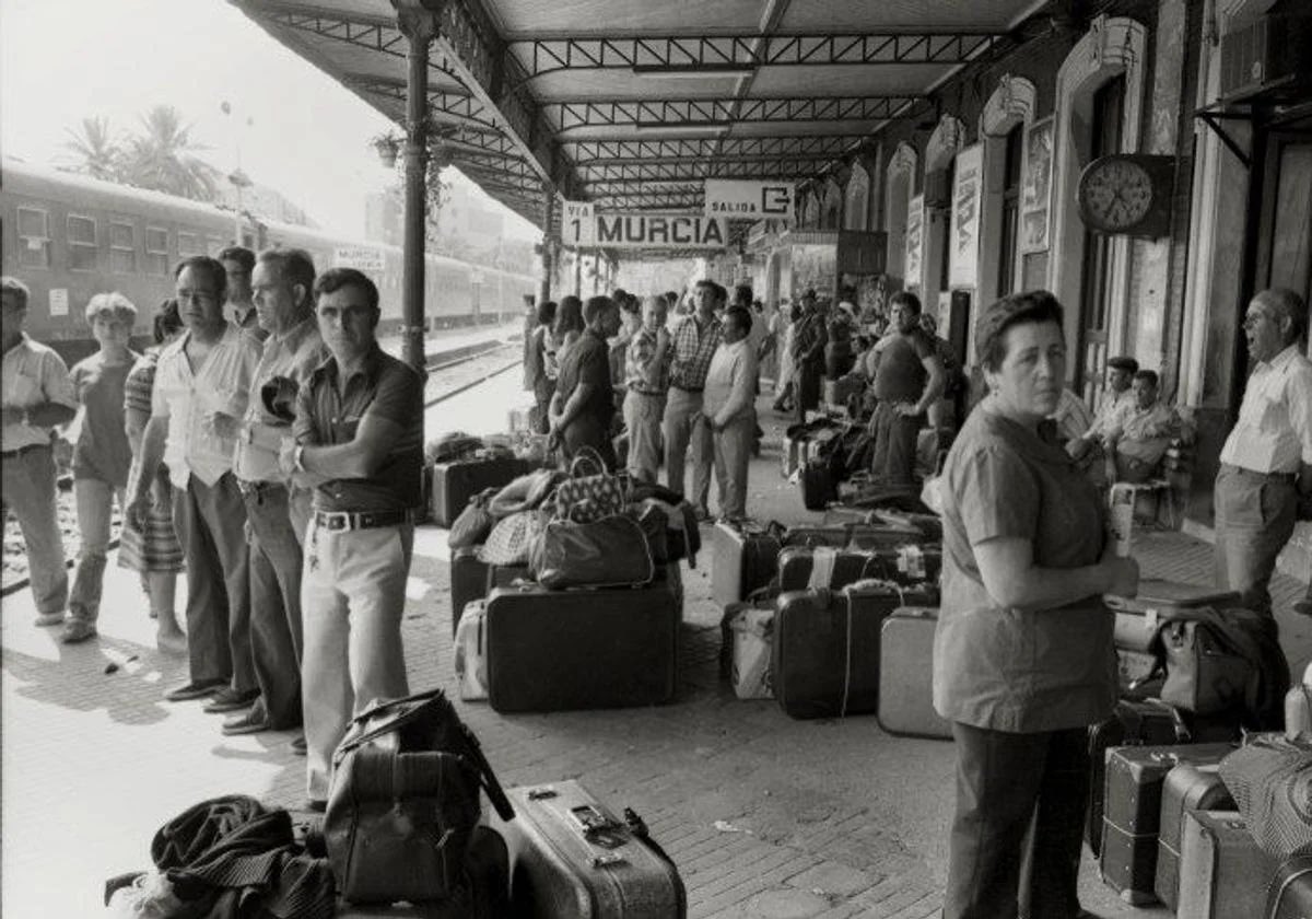 Grupo de murcianos esperando el tren para ir a la vendimia francesa. 

Estación de Murcia del Carmen, agosto de 1977.