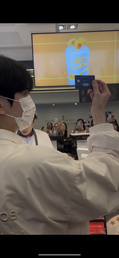 영훈이 할리스와서 훈카로 아이스티 100잔 사주고 갓어...ㅠㅠㅠㅠ