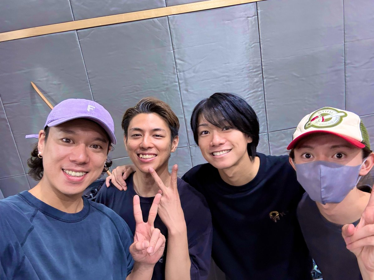 稽古場に中央の国が揃いました✨
めちゃくちゃ嬉しい☺️！
稽古がんばっております🪄

#中央の国
#アーサー
#リケ
#カイン
#オズ
