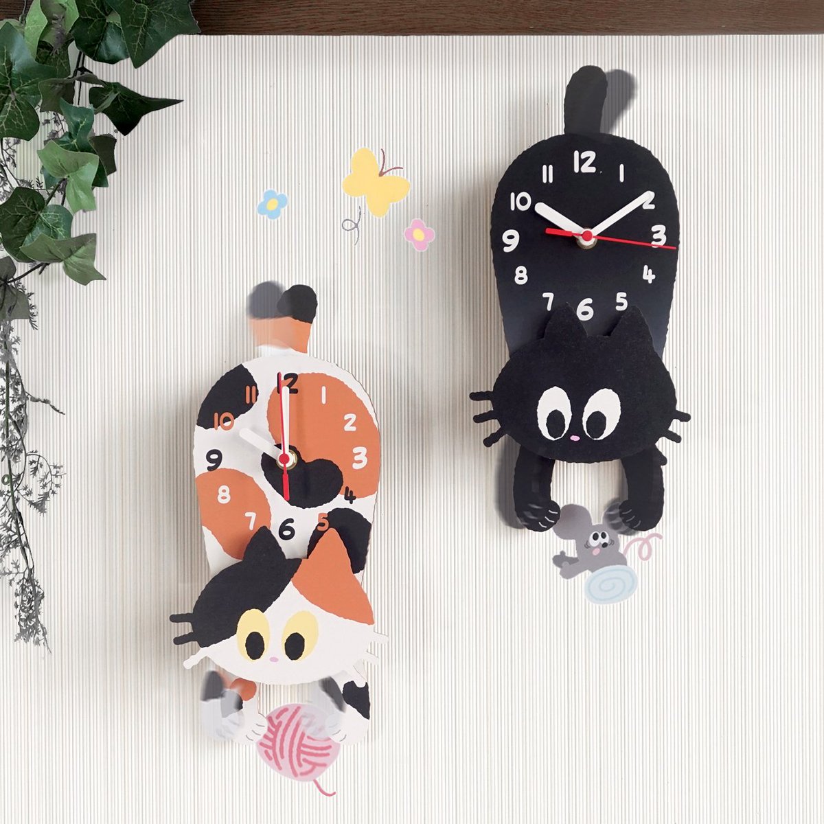 minneの「ねこが彩る、やさしいひととき」特集に掲載されました🐈💜

🐈じゃれねこフリフリ時計🐈‍⬛

しっぽと手がゆらゆら揺れる、猫ちゃんの振り子時計です✨

付属のウォールステッカーを貼ると、ネズミや毛糸玉で遊んでいるようなイタズラ猫に変身❗️
