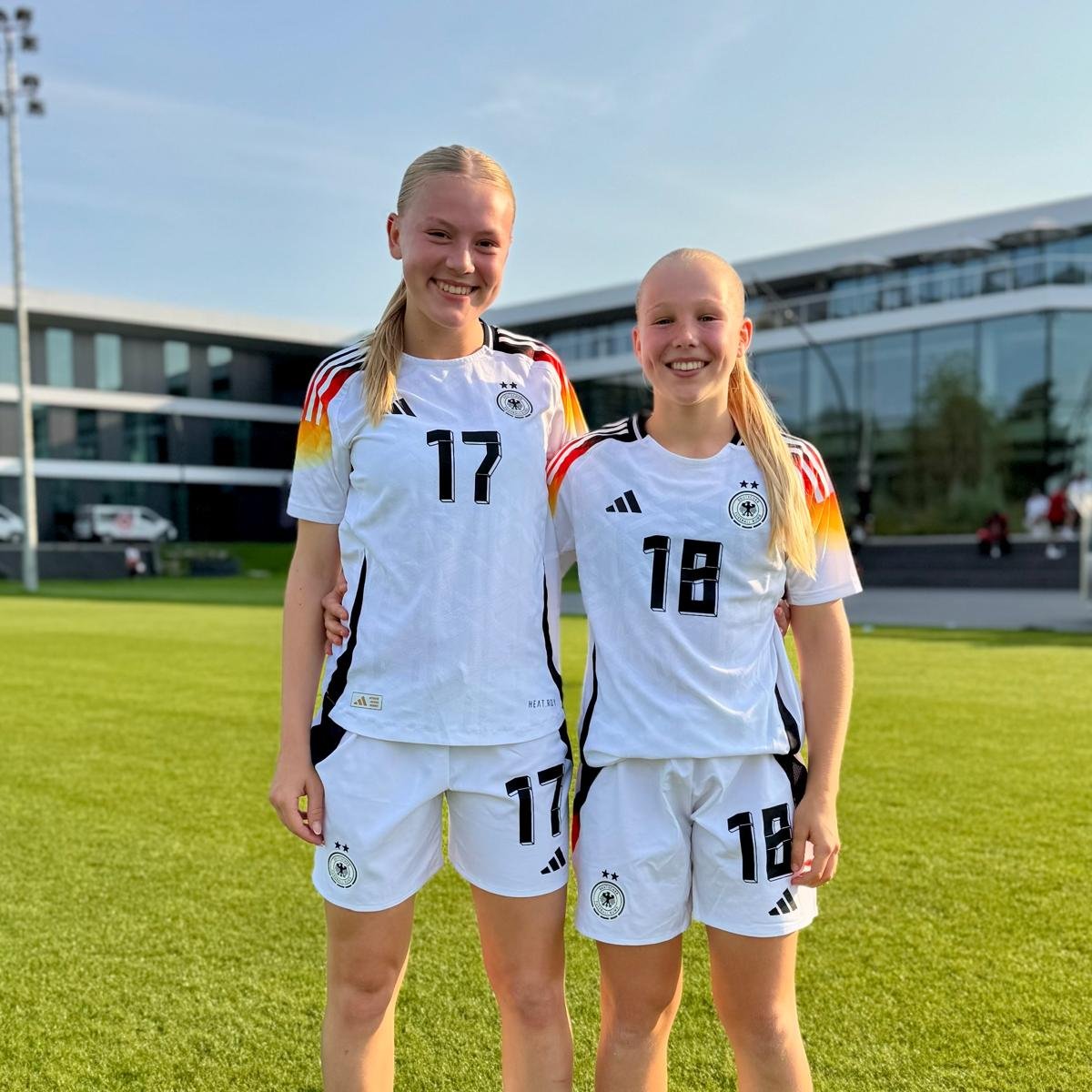 𝐍𝐚𝐭𝐢𝐨-𝐑𝐞𝐜𝐚𝐩 ⏪

Zuletzt waren drei HSVerinnen mit ihren Nationalteams unterwegs. 💥

➡️ Larissa Haidner: Lehrgang mit der A-Natio 🇦🇹
➡️ Lena Martens, Alisa Kühl: Lehrgang mit der U17 🇩🇪

#nurderHSV