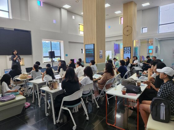 todaykin2021's tweet image. [경기도교육청] ‘디지털 리터러시 캠프’ 개최…학생·학부모·교사 100여 명 참여
#경기도교육청 #디지털리터러시 #디지털시민교육 #경기에듀테크소프트랩 #학생교육 #학부모교육 #교사연수 #비판적사고 #문제해결능력
todaykin.com/14204