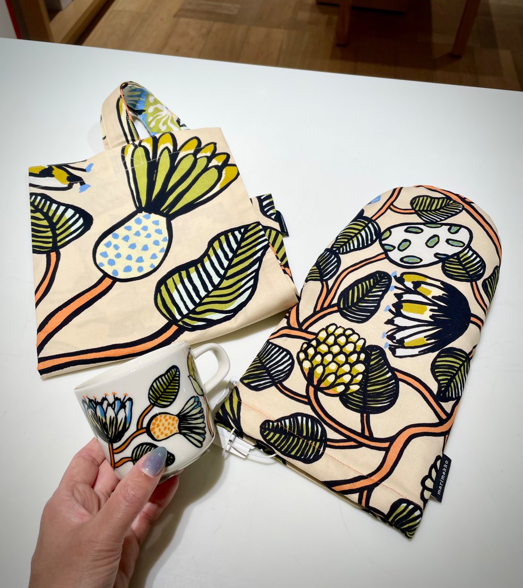 Ginza_Itoya's tweet image. #marimekko 最新の #Vihkiruusu はホワイト×ライトブルーの清潔感がある爽やかな配色🌿
定番のマグやプレートに加えて、巾着型のポーチも取り揃えています。
まだまだ暑い日が続きますが、秋の訪れを予感させるモチーフも少しずつ入荷しています。

G.Itoya6F

#itoyahome
#銀座伊東屋
#マリメッコ