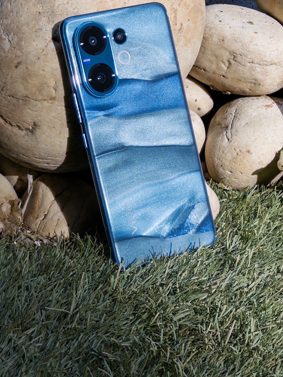 Here is the all-new vivo V60 💙

The vivo v60 blends design and imaging finesse — featuring a ZEISS-powered camera and a wave-inspired blue finish. 

How would you rate this design?

#vivoV60 #ZeissPortraitSoPro #CelebratingLifeMoments