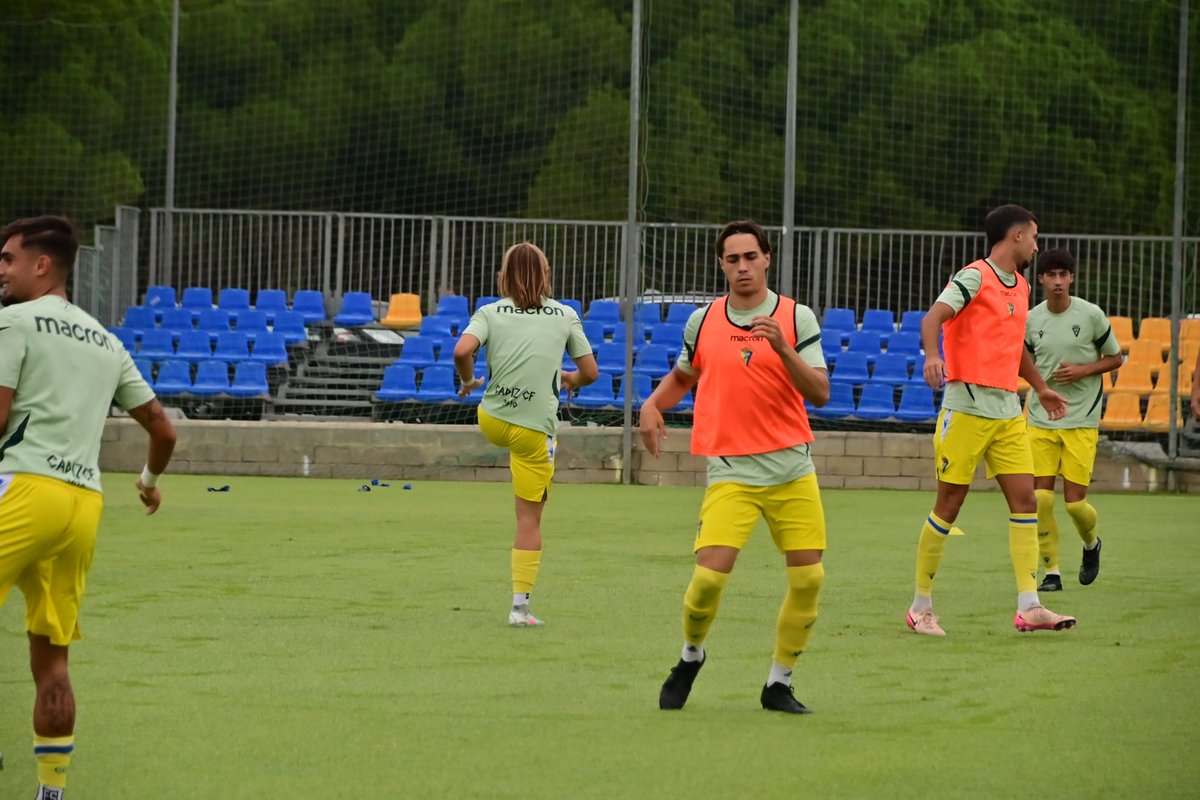 💛🟩 #MirandillaSanluqueño

¡Calienta el #Mirandilla sobre el césped de la Ciudad Deportiva Bahía de Cádiz!