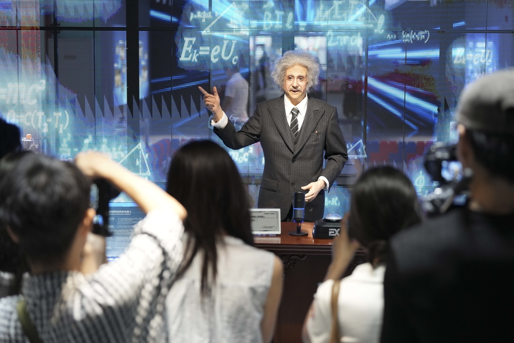 ScienceLinkCN's tweet image. Check out the world&apos;s first &quot;#4Sstore&quot; featuring embodied #AIrobots and a robot themed restaurant, set to open on Aug 8 in @BJ_Etown, coinciding with the #2025WorldRobotConference.

Visitors can witness robot soccer and chat with a lifelike Einstein replica. #SmartChina #WRC2025