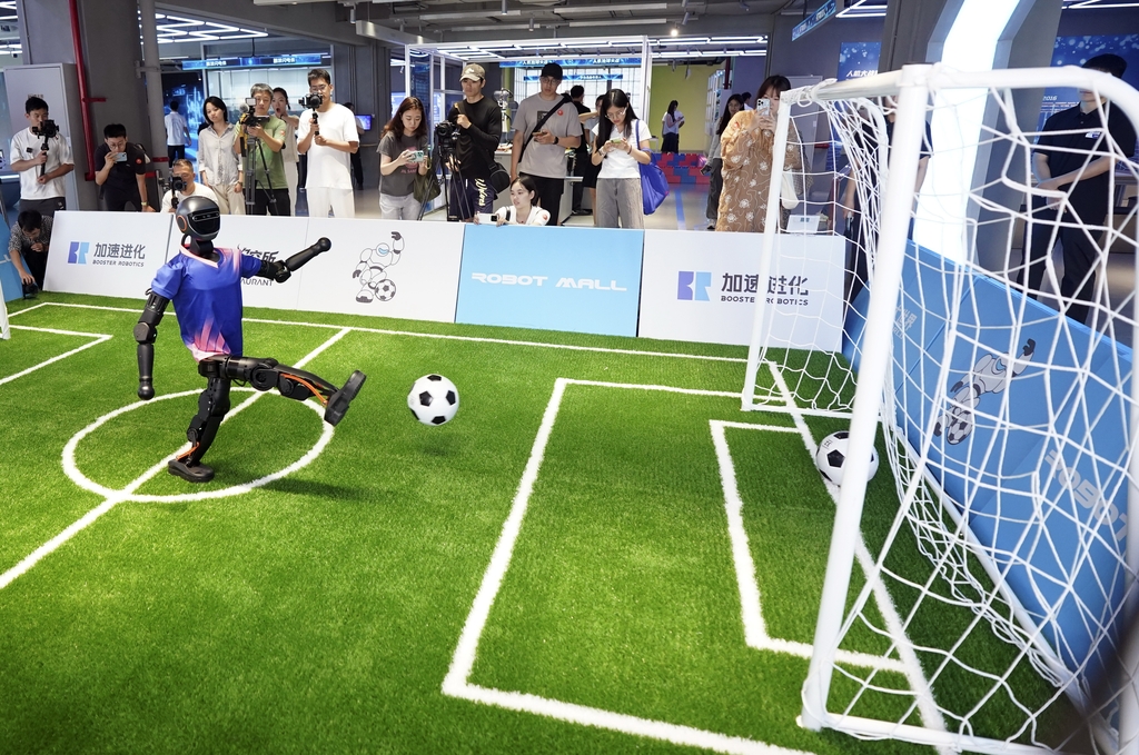 ScienceLinkCN's tweet image. Check out the world&apos;s first &quot;#4Sstore&quot; featuring embodied #AIrobots and a robot themed restaurant, set to open on Aug 8 in @BJ_Etown, coinciding with the #2025WorldRobotConference.

Visitors can witness robot soccer and chat with a lifelike Einstein replica. #SmartChina #WRC2025