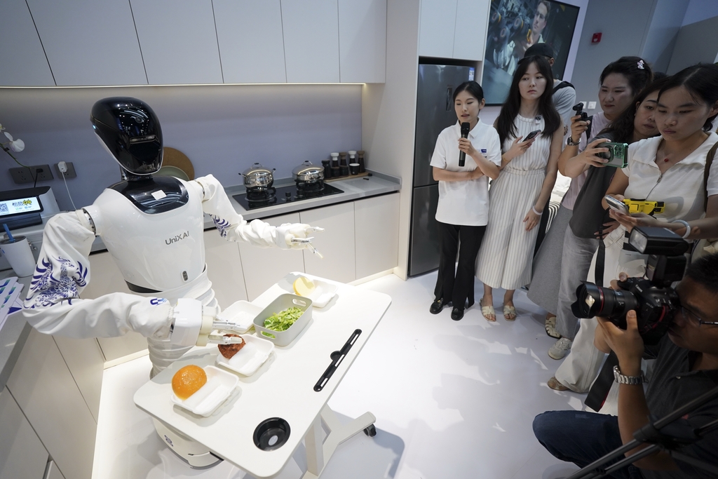 ScienceLinkCN's tweet image. Check out the world&apos;s first &quot;#4Sstore&quot; featuring embodied #AIrobots and a robot themed restaurant, set to open on Aug 8 in @BJ_Etown, coinciding with the #2025WorldRobotConference.

Visitors can witness robot soccer and chat with a lifelike Einstein replica. #SmartChina #WRC2025