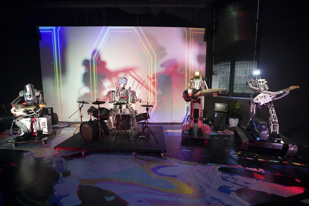 ScienceLinkCN's tweet image. Check out the world&apos;s first &quot;#4Sstore&quot; featuring embodied #AIrobots and a robot themed restaurant, set to open on Aug 8 in @BJ_Etown, coinciding with the #2025WorldRobotConference.

Visitors can witness robot soccer and chat with a lifelike Einstein replica. #SmartChina #WRC2025