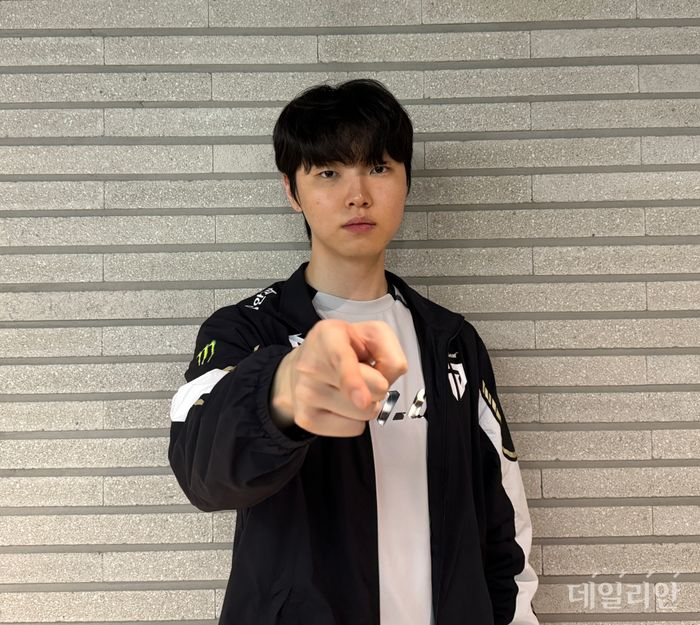 tsukkistreet's tweet photo. In this recent interview, Chovy mentioned that after coming back from MSI he can sleep properly back at home but when he's in the dorms he still can't sleep properly 🥲 Chovy and his f-ed up sleep schedule 😔

🔗: https://t.co/tRrIvUaJNU https://t.co/PQ0ydqWPpy
