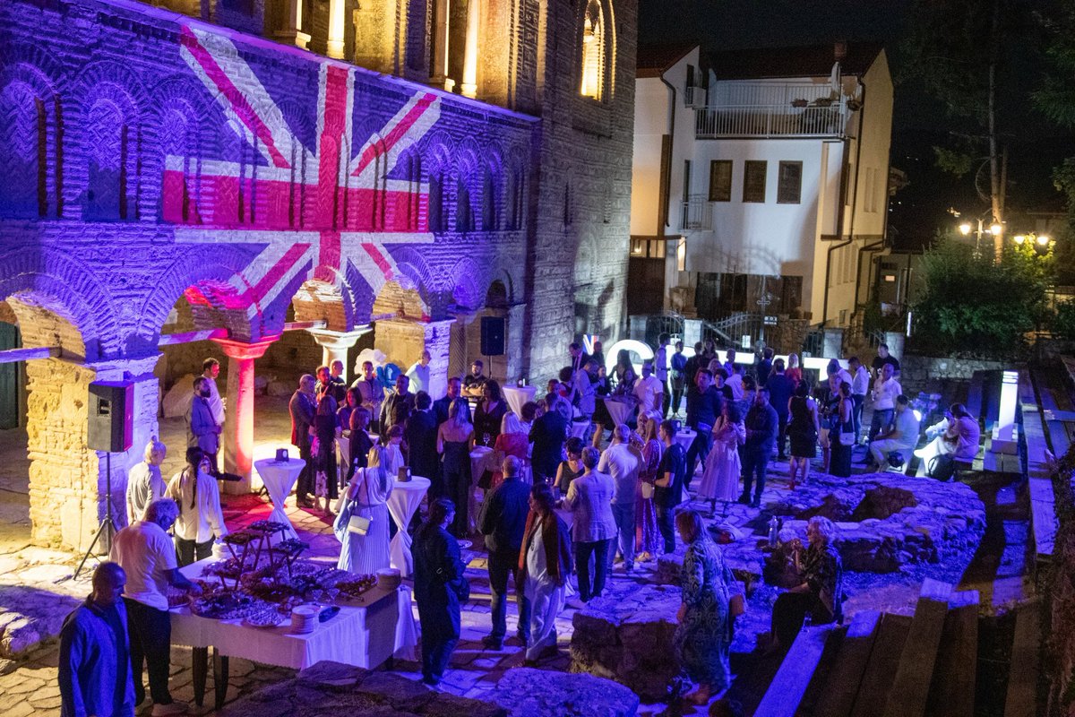 Маестралниот настап на британскиот виолинист Џек Либек и пијанистката Катја Апекишева во црквата „Света Софија“ во Охрид ја воодушеви публиката и ги оплемени сетилата со магичните звуци на виолина и пијано.

На Британската вечер срдечно ги пречекавме претседателката <a href="/gogamkd/">Гордана Сиљановска Давкова (Gordana Siljanovska)</a>,