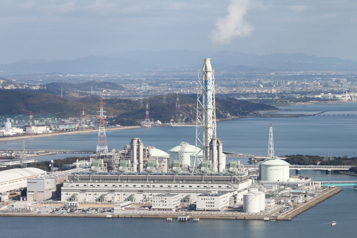 【#大阪・関西万博でNEDOの技術に触れよう！】
ガスタービンによる大規模水素発電
既設の大型ガスタービン発電設備（関西電力姫路第二発電所）で #クリーン水素 を最大３割混焼させて作った電力が会場で使われます。
🔹企業名：関西電力㈱
詳細はこちら👇
kepco.co.jp/corporate/expo…