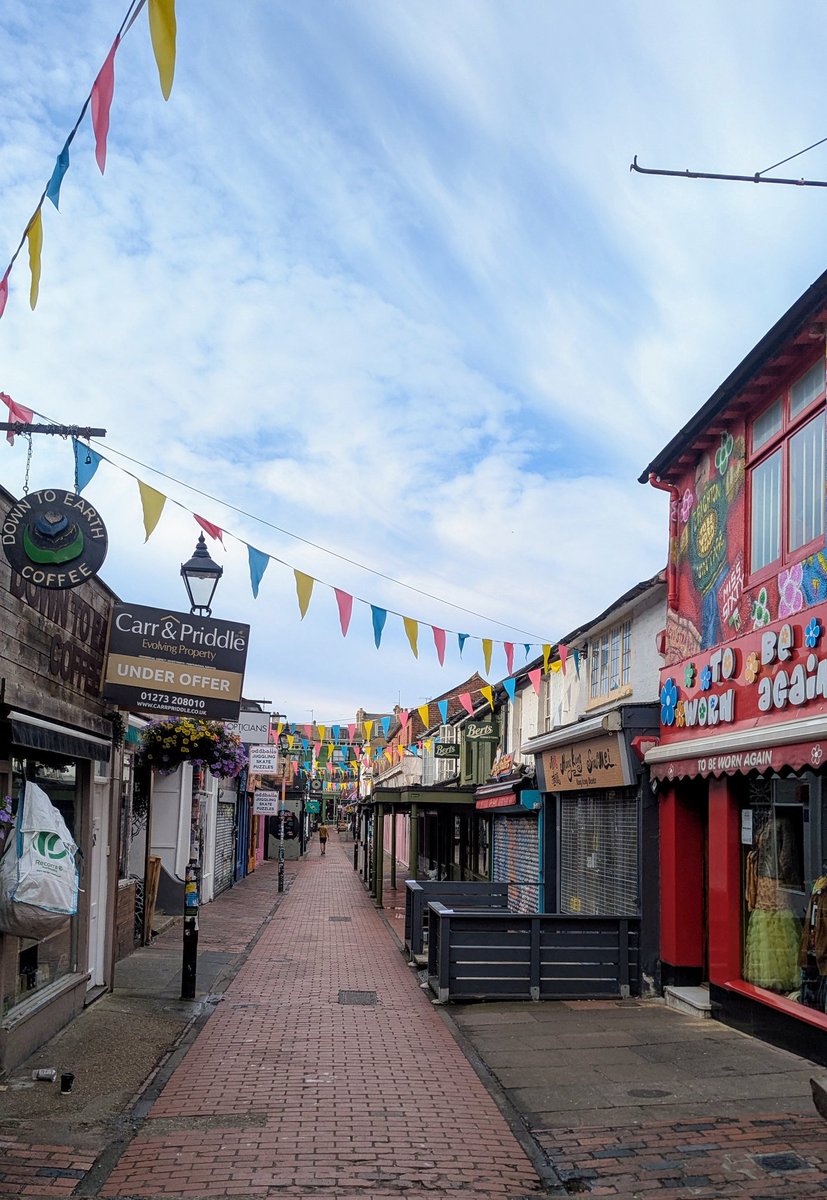 NotBadForHerAge's tweet image. I may be in a city, but I managed to find a (very) small amount of trail to run on! 🏃🏻‍♀️ 😀#morningrun #Brighton #memorylane