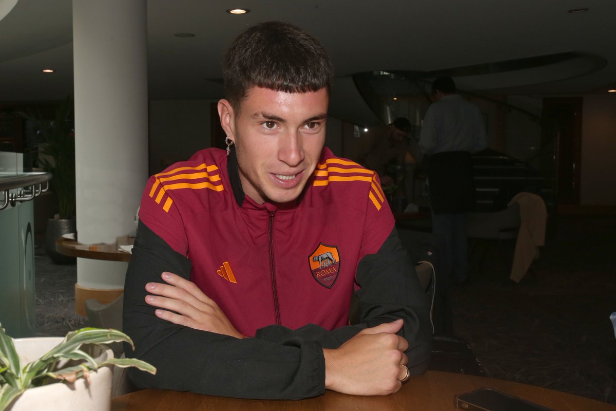 IL TEMPO (@tempoweb) on Twitter photo L'intervista a Matias #Soulé nel ritiro in Inghilterra: “Voglio vincere un trofeo con l'#ASRoma. Mi piace molto il nuovo ruolo con #Gasperini, il ritiro è tosto”
<a href="/Fil_Biafora/">Filippo Biafora</a>
GUARDA IL VIDEO ⬇️
#8agosto #roma #video #iltempoquotidiano
iltempo.it/sport/2025/08/… L'intervista a Matias #Soulé nel ritiro in Inghilterra: “Voglio vincere un trofeo con l'#ASRoma. Mi piace molto il nuovo ruolo con #Gasperini, il ritiro è tosto”
<a href="/Fil_Biafora/">Filippo Biafora</a>
GUARDA IL VIDEO ⬇️
#8agosto #roma #video #iltempoquotidiano
iltempo.it/sport/2025/08/…