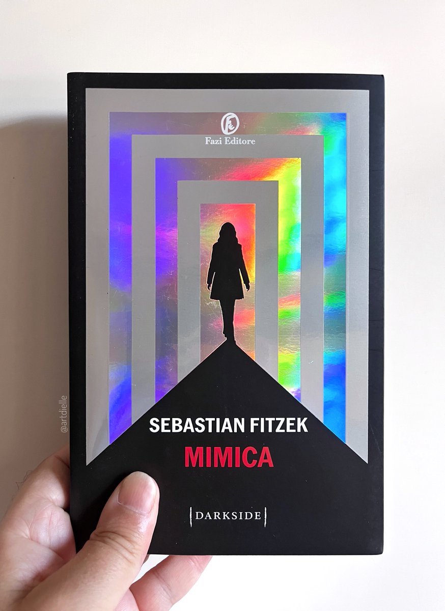 “Mimica” il nuovo thriller di Sebastian Fitzek trascina nell’abisso della mente!
Immagina di svegliarti in un incubo: sei legato, senza memoria, e il tuo destino dipende da un’unica, spaventosa certezza: una confessione ti inchioda come colpevole di un crimine che non ricordi di