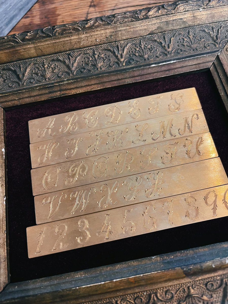 ヴィンテージパーツを扱うアクセサリーショップで射手座のリングをオーダーしてきたよ🖤星座モチーフでアンティークなデザインのアクセサリーをずぅっと探していたんだけど、ドンピシャに好みなお店でオーダーできて嬉しい💍仕上がりは10月！！楽しみしゅぎる！！