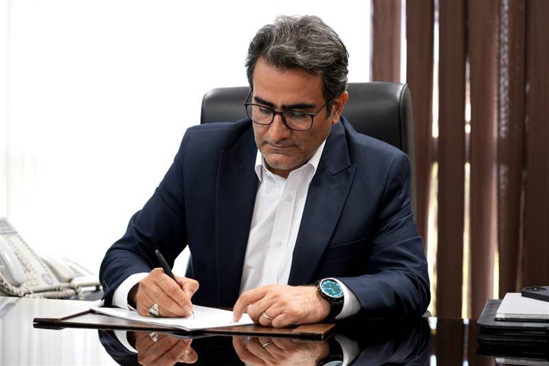 IranPostoffice's tweet photo. محمد احمدی، مدیرعامل #شرکت_ملی_پست
با صدور پیامی به مناسبت ۱۷ مرداد، #روز_خبرنگار
تعامل سازنده میان خبرنگاران و پست را بستری موثر برای انعکاس فعالیت‌های این مجموعه در توسعه خدمات نوین و تقویت زیرساخت‌ها دانست که به خوبی جایگاه این نهاد ملی را در افکار عمومی تقویت کرده است. https://t.co/ViyQiE6rhN