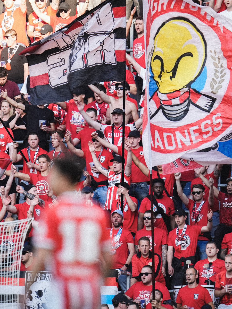 PSV's tweet photo. Morgen massaal in het rood. 🔴

#PSVSPA https://t.co/8dnwzGYpAi