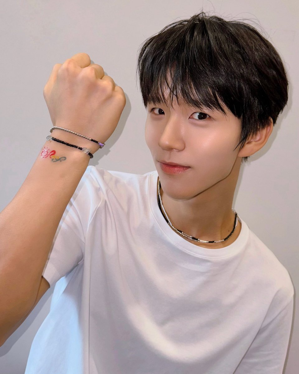 대영이 혼자 존나 건실하다 교회에서 팔찌 나눠주는 청년부 같다