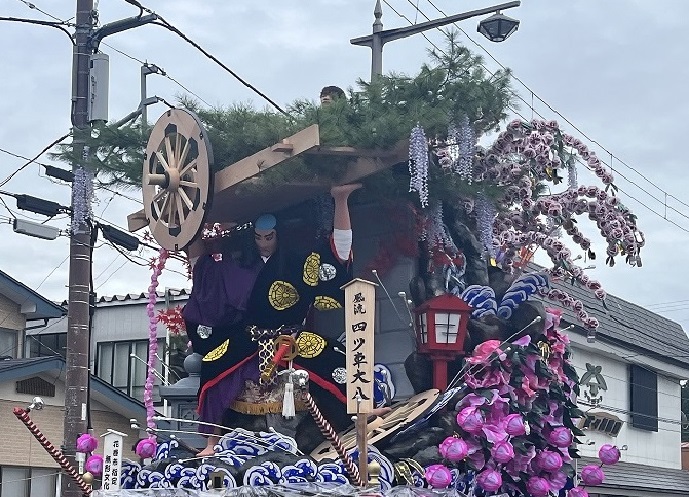 city_hanamaki's tweet photo. 【土沢まつりを開催します✨】
豪華絢爛な山車を筆頭に、神輿渡御、神楽権現舞、鹿踊の群舞などが繰り広げられます。まつり終盤に行われる山車の掛け合いと威勢のいい「土沢ばやし」の競演は圧巻です😃
●開催日
9月20日（土）、21日（日）
●会場
土沢地区内

詳しくは
https://t.co/09syapQQrv https://t.co/dwzSPsGge8