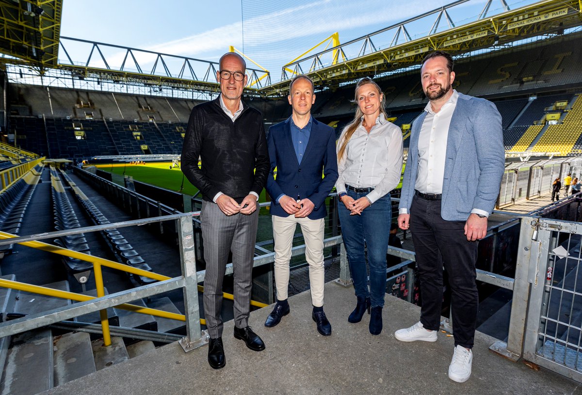 SiemensDE's tweet image. Fußball mit Verantwortung ⚽ Gemeinsam mit Borussia Dortmund bringen wir nachhaltige Energie in den Signal Iduna Park – mit unserer F-Gas-freien blue GIS-Technologie. Zukunftssicher. Umweltfreundlich. 💡⚡#Nachhaltigkeit #blueGIS #Energieversorgung