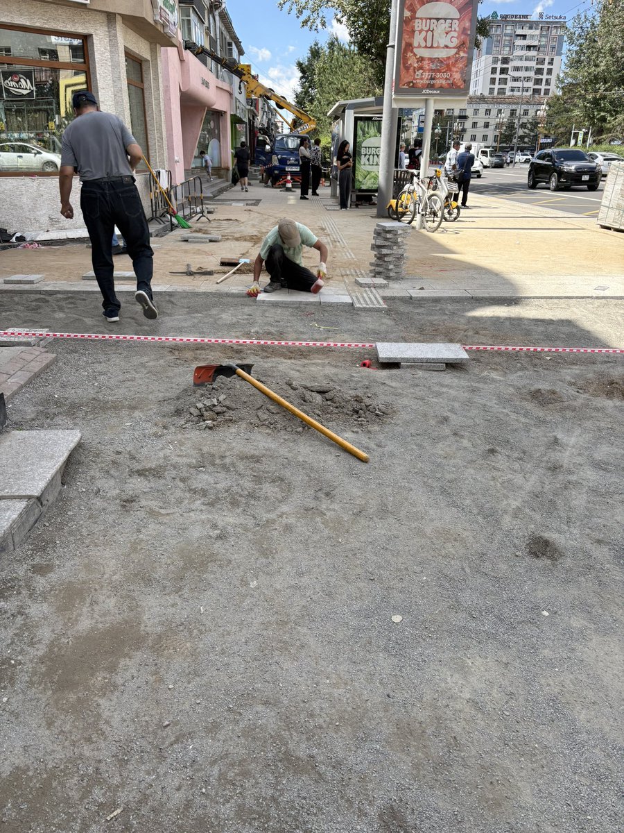 Хүнсний 20-ийн зам засварыг 13-14 насны хүүхдүүд тавьж байна гэх юм????
Бодвол нэг гар энэ ажлыг ална, шулна гэж авчихаад хэдэн хүүхдүүд өдрөөр авч цалинжуулаад ингээрэй, тэгээрэй гэж заасан болчихоод л гадуур яваа байхдаа тээ…