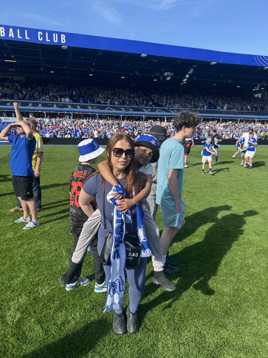 DXCC__'s tweet image. FOOTBALLS BACK 💙