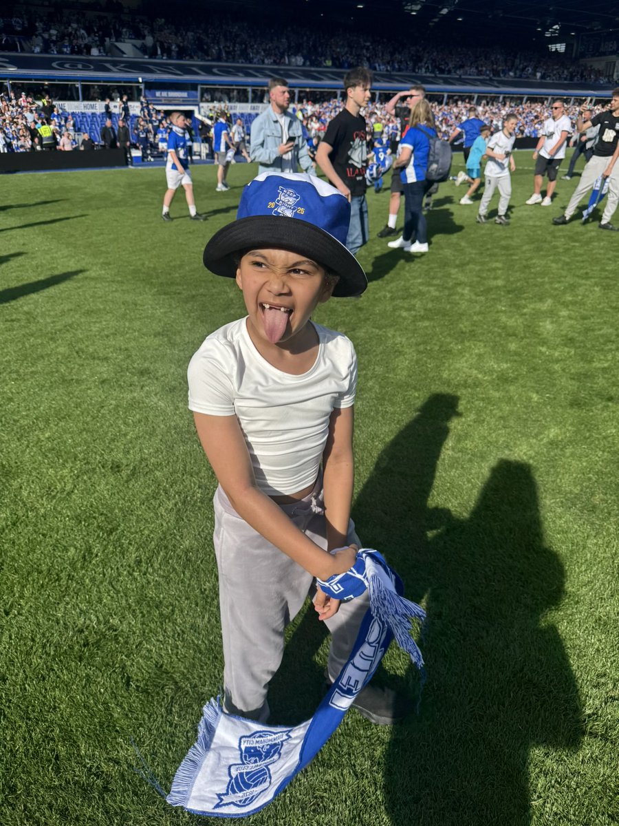 DXCC__'s tweet image. FOOTBALLS BACK 💙