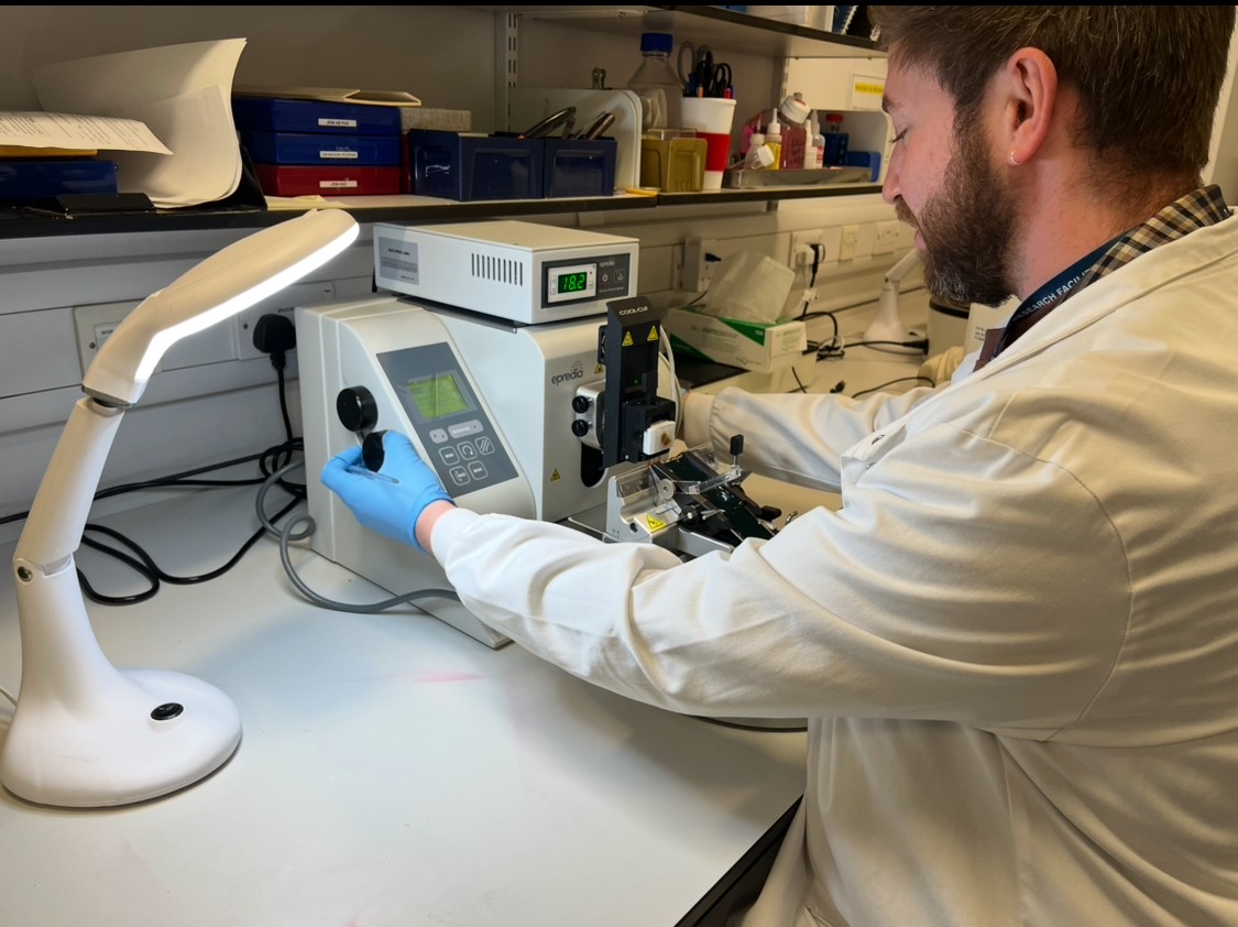 Tyler with our new semi-auto microtome with Section Transfer &amp; CoolCut!
- cooled sectioning 
- auto transfer to water bath
- tough samples like skin/bone
Old microtome still available &amp; used for training.
Retraining on the new one available - just ask!
gla.ac.uk/colleges/mvls/…
