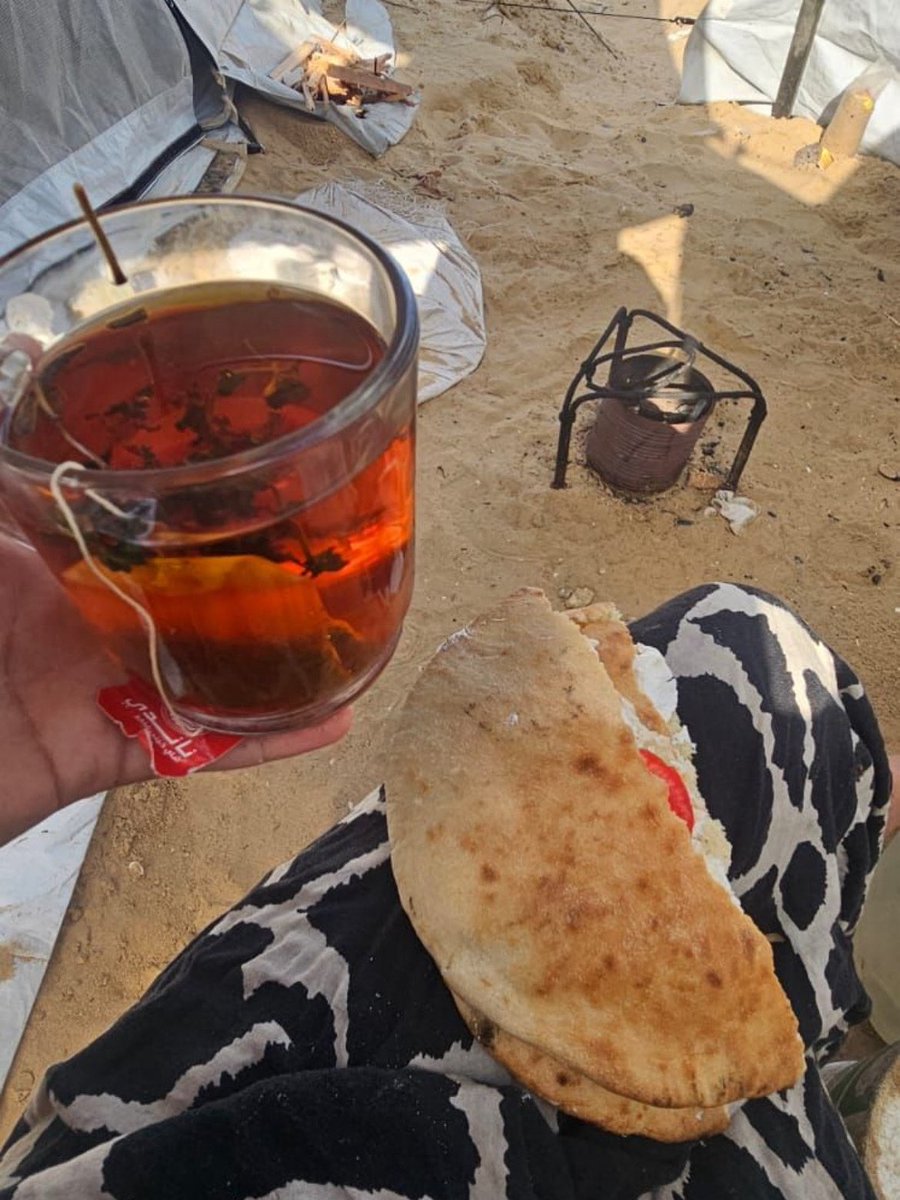 صباحكم سندوتشات جبنة وكاسة شاي 😂♥️