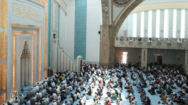 Diyanet’in Cuma hutbesi:

“Günümüzde tatil organizasyonları, Allah’ın hükümlerini hiçe sayan, helal haram hassasiyetinden uzak, lüks ve israfın zirveye ulaştığı, arzu ve isteklerin sınır tanımadığı bir hâl almıştır.

Böyle bir tatil anlayışının dinimizde asla yeri yoktur.”