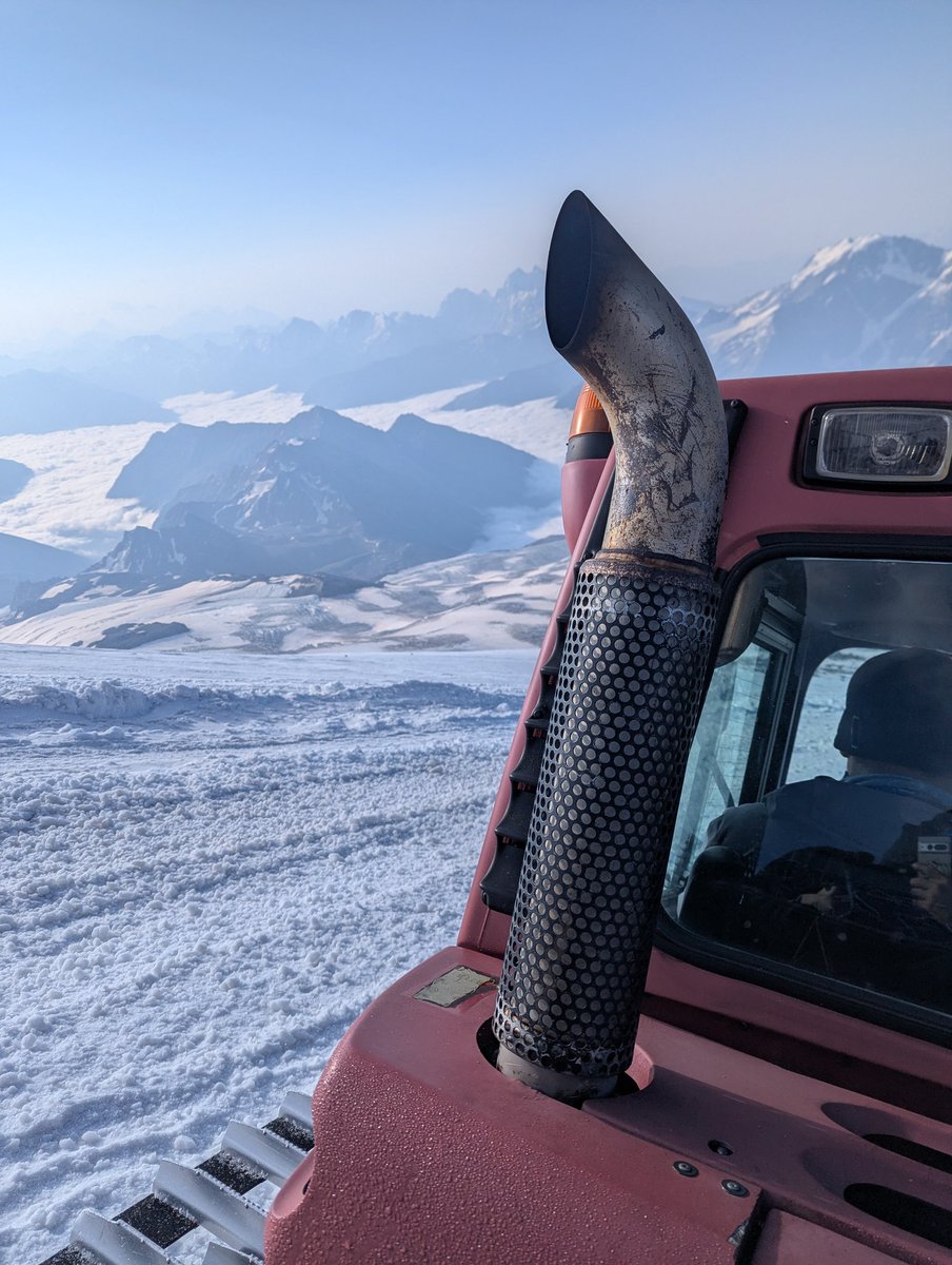 Кстати на гору я не зашёл. Дошел до 5100, там снялся на ратраке. Понял, что не вывожу нормально, не хватает акклиматизации и темп подъема ниже плинтуса, и последние 500 метров если и возьму, то в кредит и организма и проценты за него я буду выплачивать долго

Обидно, сильно