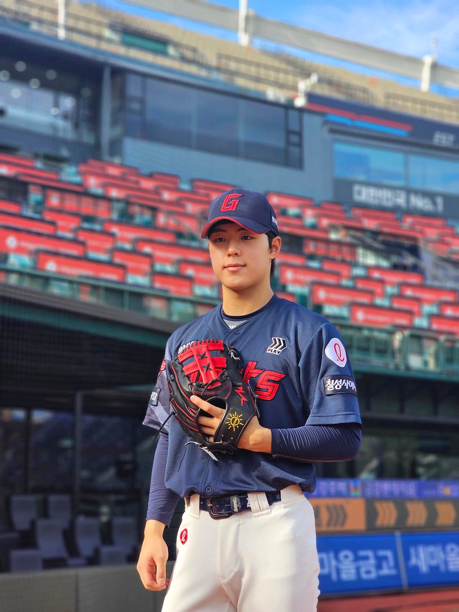 DUGOUTMAGAZINE's tweet photo. 내가 안타 쳐도 너는 절대 잡지 마~ BABY~ 🥺

❗️마킹 전 주목❗️한태양이 가장 어울리는 유니폼 추천 드립니다✨
오랜 롯데 팬인 그가 뽐낸 팀사랑과 가을 야구를 향한 열쩡... etc...🗣️
롯데 자이언츠 Rising Sun🌞의 이야기, 9월 호에서 만나보세요💌

***

💌 173호(25년 9월 호) 예약 판매

2025. 8. 15. (금) 12:00 OPEN
대단한미디어 네이버 스마트스토어

***

#더그아웃매거진 #173호
#롯데자이언츠 #한태양