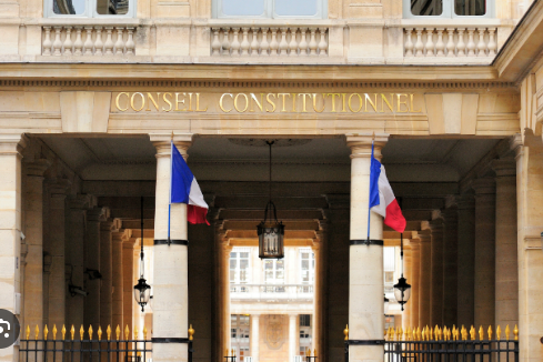 Ca s'étrangle devant les décisions du Conseil Constitutionnel mais on a justement la chance d'avoir encore un état de droit, et une constitution. Pour combien de temps ?

On a bien compris que les fachos avaient très envie que ça disparaisse. De Wauquiez, Le Pen à Darmanin.