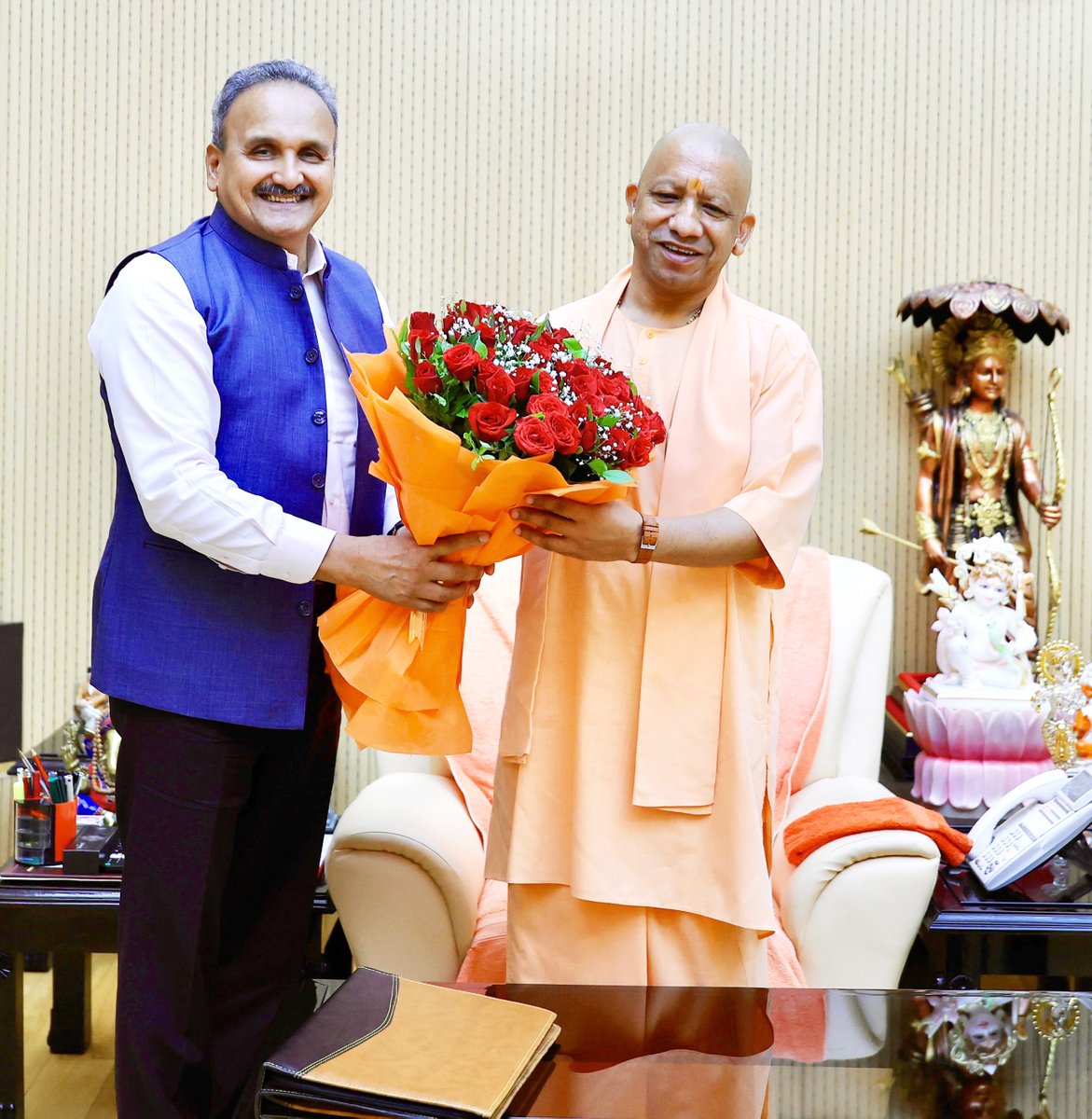 Yogi Adityanath Office (@myogioffice) on Twitter photo рдореБрдЦреНрдпрдордВрддреНрд░реА рд╢реНрд░реА <a href="/myogiadityanath/">Yogi Adityanath</a> рдЬреА рдорд╣рд╛рд░рд╛рдЬ рд╕реЗ рдЖрдЬ рд▓рдЦрдирдК рдореЗрдВ рдЙрддреНрддрд░ рдкреНрд░рджреЗрд╢ рдХреЗ рдкреВрд░реНрд╡ рдкреБрд▓рд┐рд╕ рдорд╣рд╛рдирд┐рджреЗрд╢рдХ рдбреЙ. рджреЗрд╡реЗрдиреНрджреНрд░ рд╕рд┐рдВрд╣ рдЪреМрд╣рд╛рди рдЬреА рдиреЗ рд╢рд┐рд╖реНрдЯрд╛рдЪрд╛рд░ рднреЗрдВрдЯ рдХреАред рдореБрдЦреНрдпрдордВрддреНрд░реА рд╢реНрд░реА <a href="/myogiadityanath/">Yogi Adityanath</a> рдЬреА рдорд╣рд╛рд░рд╛рдЬ рд╕реЗ рдЖрдЬ рд▓рдЦрдирдК рдореЗрдВ рдЙрддреНрддрд░ рдкреНрд░рджреЗрд╢ рдХреЗ рдкреВрд░реНрд╡ рдкреБрд▓рд┐рд╕ рдорд╣рд╛рдирд┐рджреЗрд╢рдХ рдбреЙ. рджреЗрд╡реЗрдиреНрджреНрд░ рд╕рд┐рдВрд╣ рдЪреМрд╣рд╛рди рдЬреА рдиреЗ рд╢рд┐рд╖реНрдЯрд╛рдЪрд╛рд░ рднреЗрдВрдЯ рдХреАред