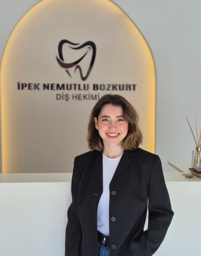 Modern, hijyenik ve konforlu bir klinikte, alanında uzman Diş Hekimi İpek Nemutlu Bozkurt ile sağlıklı gülüşlere bir adım daha yakınsınız.
İster rutin bir kontrol, ister estetik bir dokunuş…
Gülümsemeniz, deneyimle ve özenle buluşuyor.
Seferihisar bilgi için: 0501 461 0193