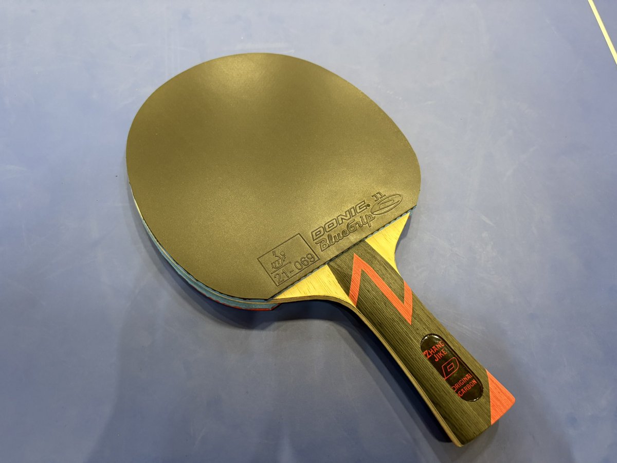 自分用にドニックの新製品張継科オリジナルカーボンを購入しました！
飛ぶのは間違いないんですが、ラバーとの相性なのかしっかり掴んでもくれるんです。
物凄くオススメしたいんですが、次の入荷は10月末予定とのこと。。。
#DONIC
#張継科オリジナルカーボン
#ブルーグリップJ1