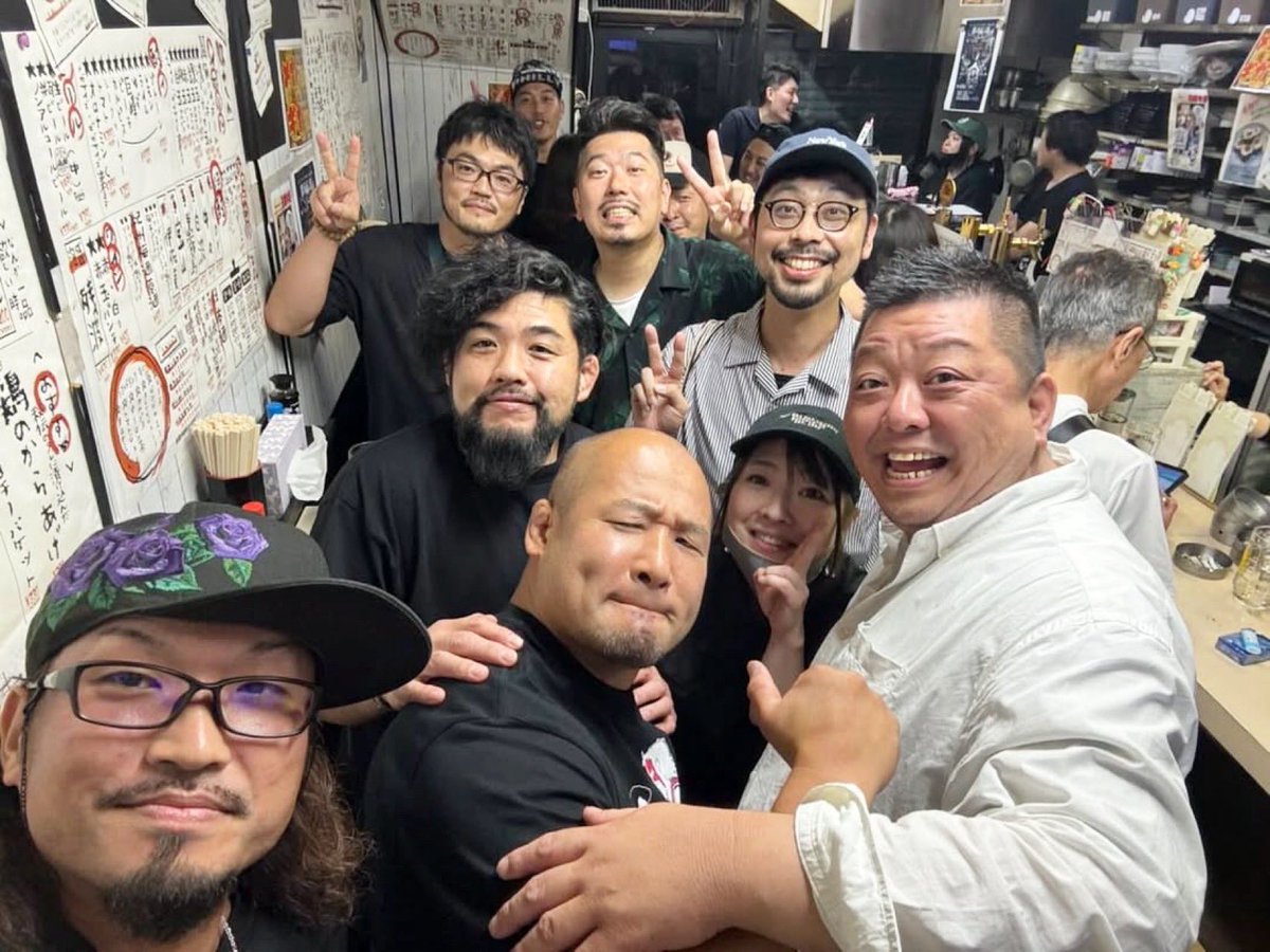 都市伝説イベント後には1階でわちゃわちゃ🍻
けーすけが梅田サイファーのKBDくんとCosaquくん達と来てくれてテルテルも🤗
楽しい夜でした👁️💜
#岡田剛史 選手
#ダイナ御堂 選手
#梅田サイファー
#魚介別館のみすけ