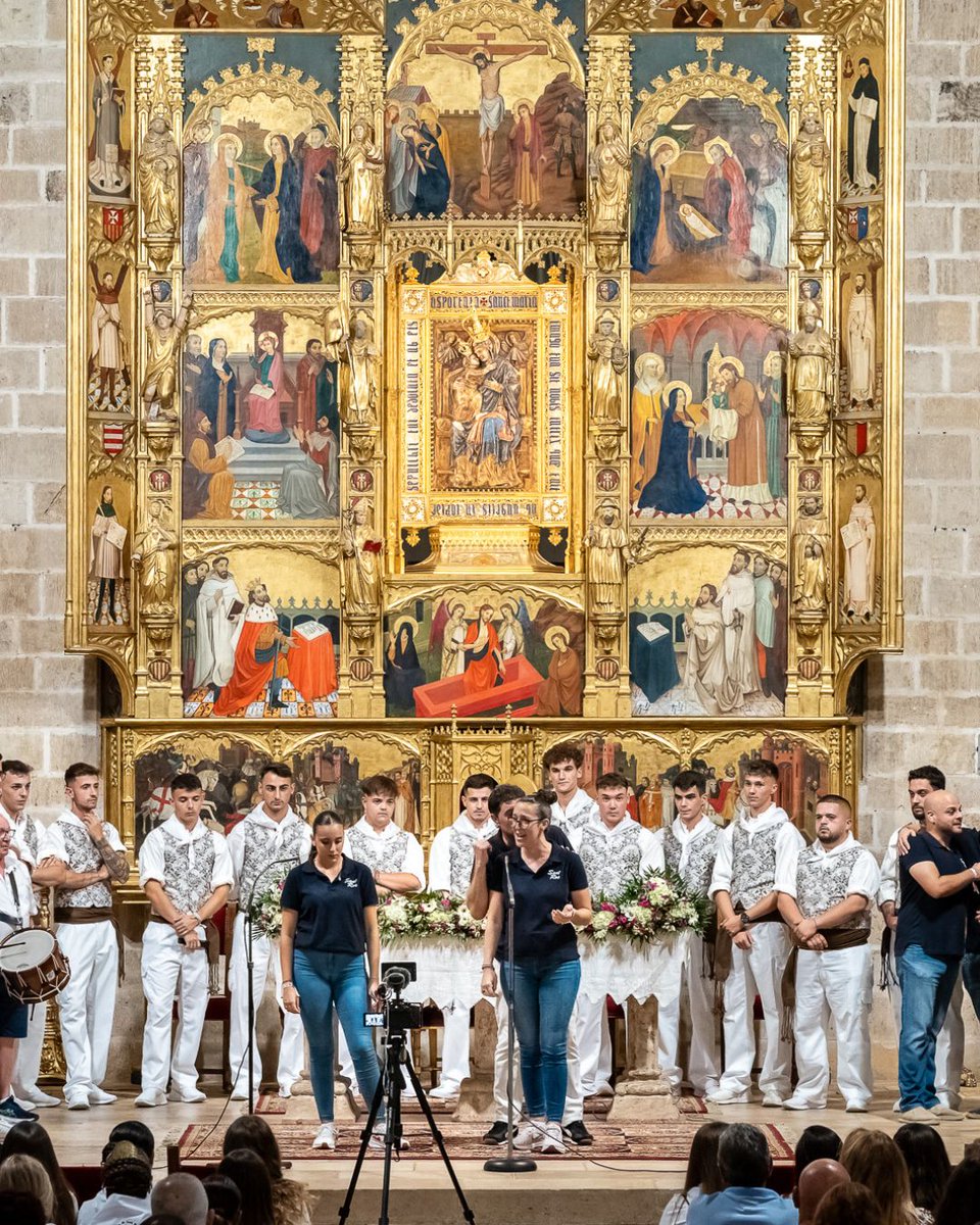 🎶La Nit d'Albaes es una de las noches más singulares y antiguas de folklore y tradición de nuestro municipio.

🪈Son cantos improvisados
🎵En El Puig existe una escuela municipal y un grupo profesional de canto y folklore
💰Los vecinos pueden comprar una albà

Conoce más ➡️