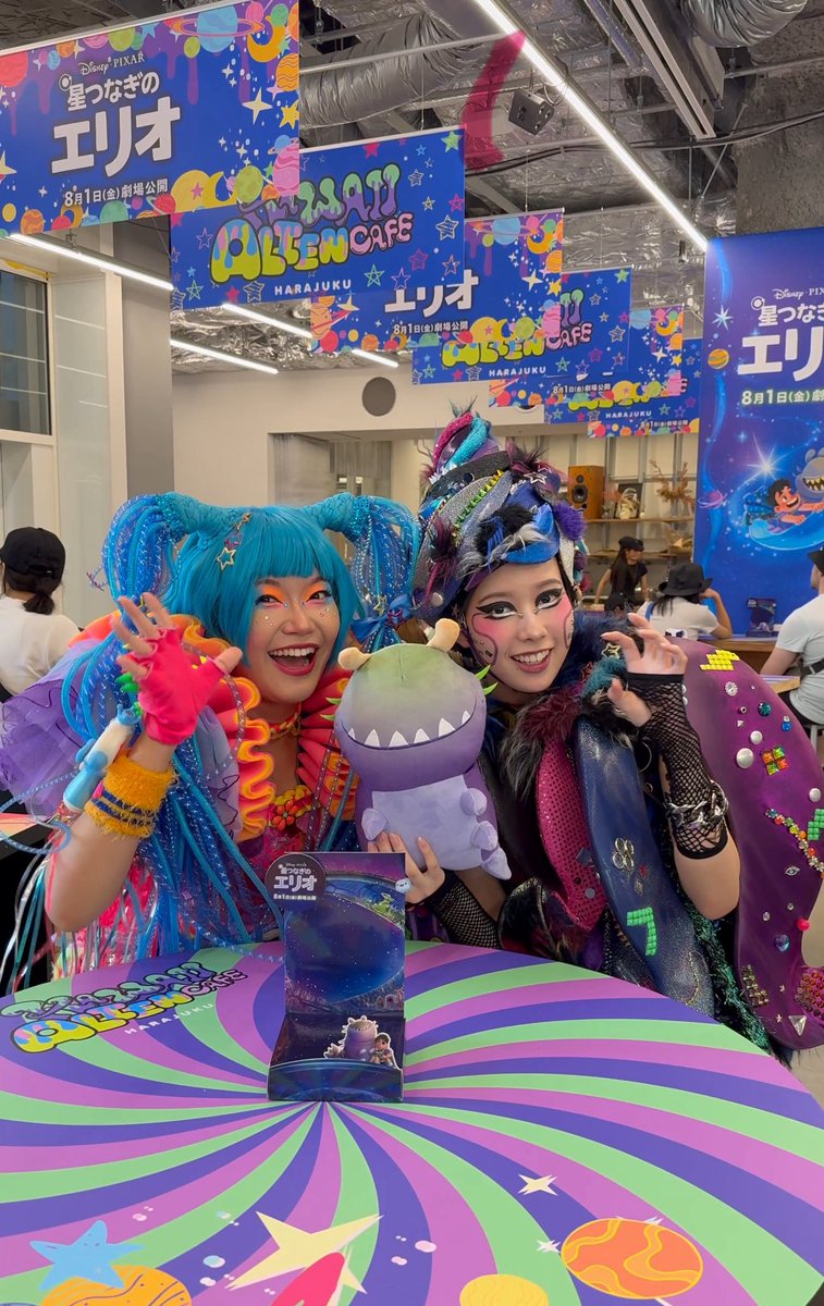 KAWAIIMONSTERCA's tweet image. 期間限定でホシカドに登場しているKAWAII ALIEN CAFE🪐🌟🌈🫧

モンスターガールも遊びに行ってきました💖

次は９日(土)と１０日(日)に居るみたいなので、会いにきてね〜💘🌟

ホシカドのスペシャルビジュアルを描いたMIOCHINちゃんともパシャリ📸💫
#ホシカド #オモカド
#星つなぎのKAWAIIアート展