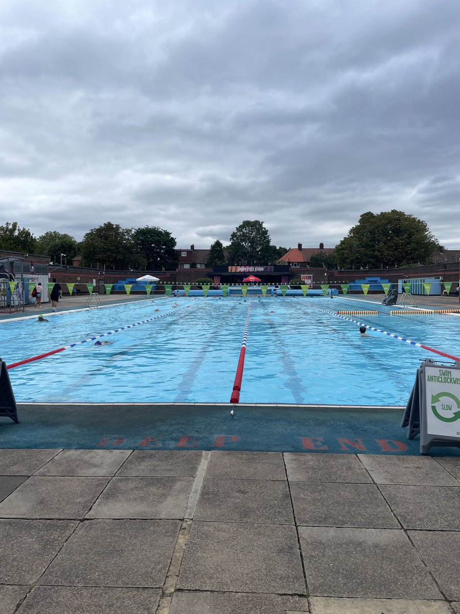 #charltonLido <a href="/charltonlido/">Charltonlido</a> 
Heated ✅ 
slots available ✅
London fields Lido I challenge thee…